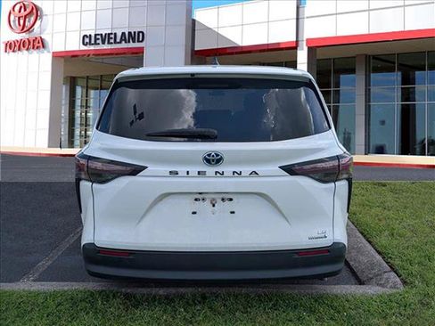 Used 2024 Toyota Sienna LE FWD image 6