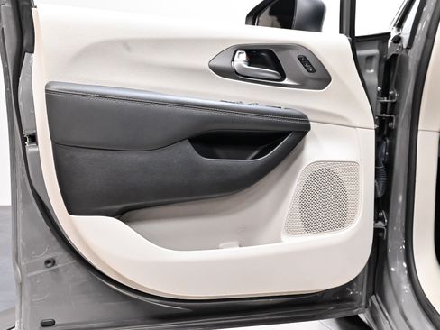 Used 2023 Chrysler Pacifica Touring-L w/ Uconnect Theater Family Group FWD image 35