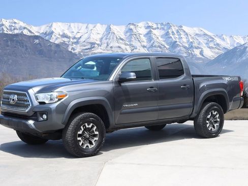 Used 2017 Toyota Tacoma TRD Off-Road AWD/4WD image 2