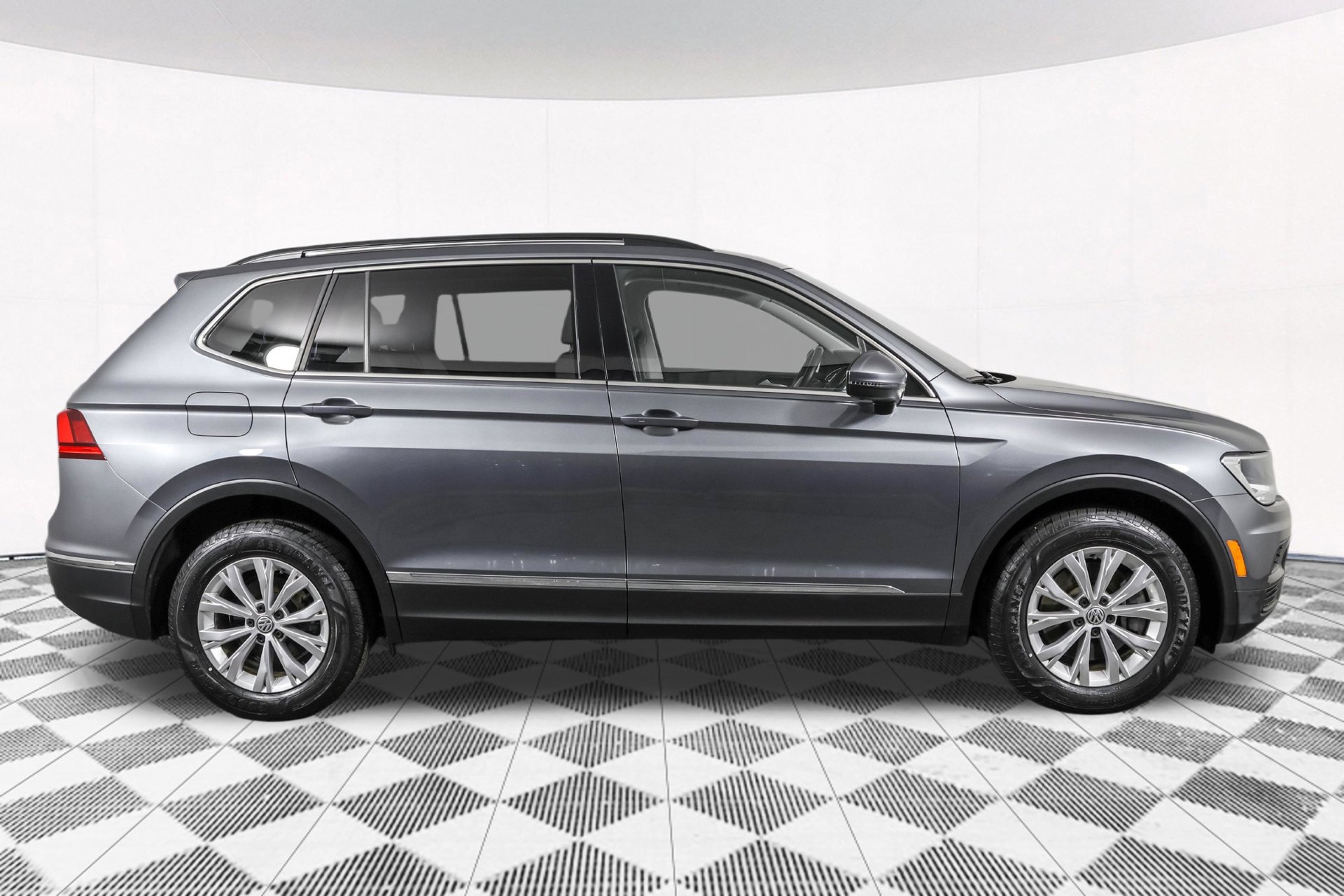 Used 2018 Volkswagen Tiguan SE w/ 3rd Row Seat Package AWD/4WD image 14