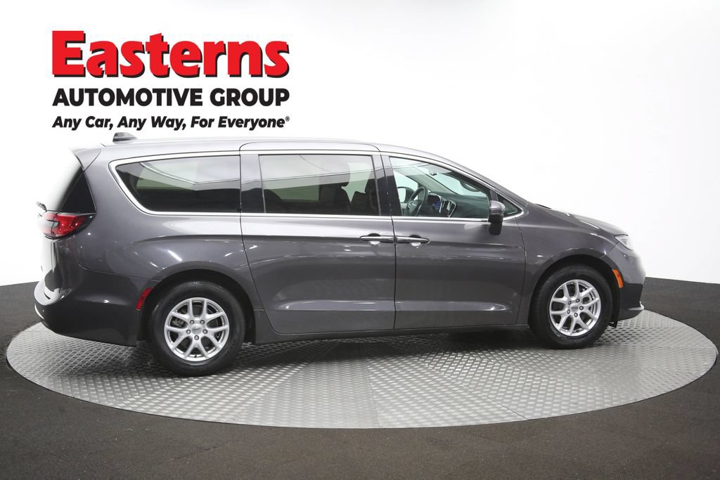 Used 2023 Chrysler Pacifica Touring-L FWD image 46