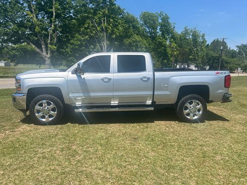 Used 2019 Chevrolet Silverado 2500 LTZ w/ Duramax Plus Package AWD/4WD image 10