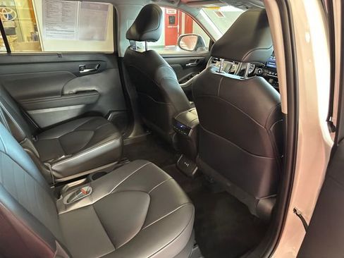 Used 2022 Toyota Highlander XLE AWD/4WD image 15