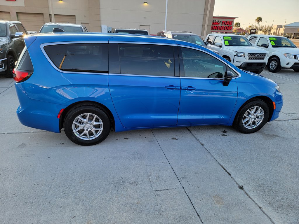 New 2026 Chrysler Pacifica Select FWD image 6