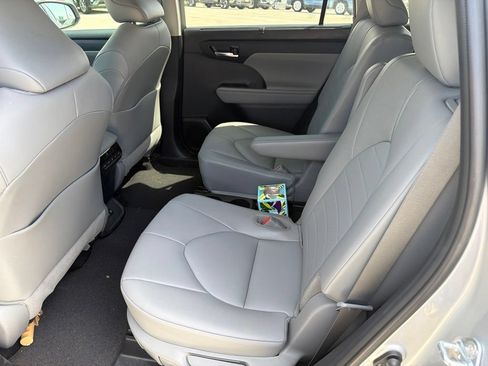 Used 2021 Toyota Highlander XLE FWD image 5