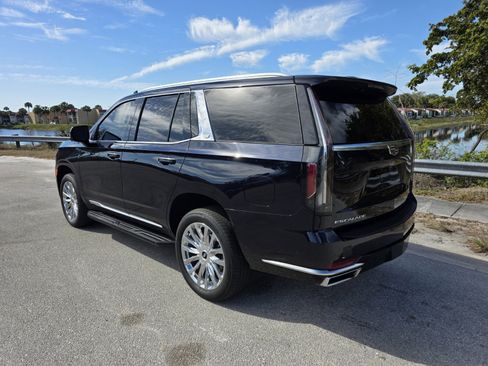 Used 2023 Cadillac Escalade Premium Luxury image 2