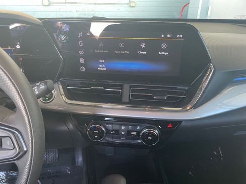 Used 2025 Chevrolet Trax LT image 21