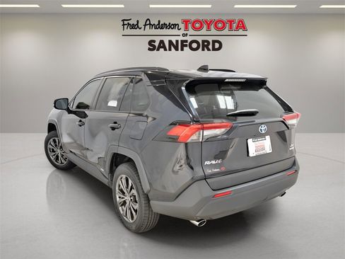 Used 2022 Toyota RAV4 XLE Premium image 3