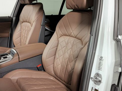 Used 2025 BMW X5 xDrive40i w/ Climate Comfort Package image 16