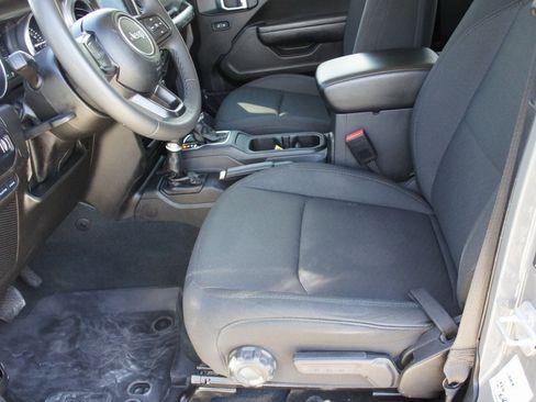 Used 2023 Jeep Wrangler Unlimited image 33