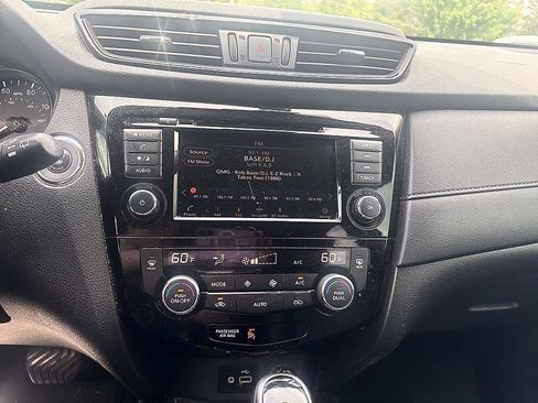 Used 2020 Nissan Rogue SV FWD image 16