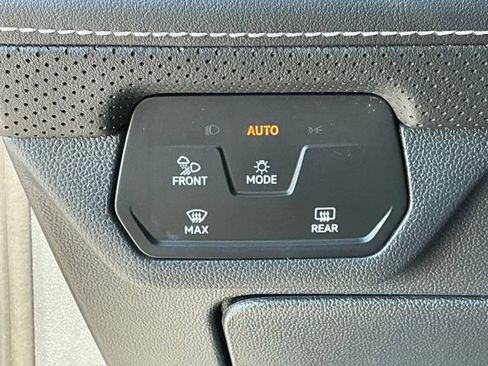Certified 2024 Volkswagen Atlas Cross Sport SE FWD image 30