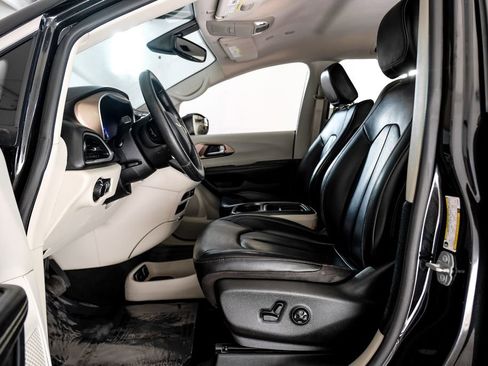 Used 2020 Chrysler Voyager Lxi image 3