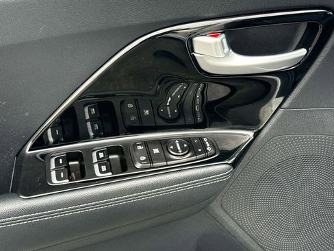 Used 2019 Kia Niro EX image 23