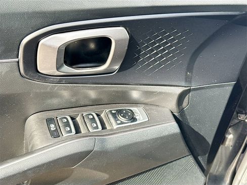 Used 2023 Kia Sorento LX image 17