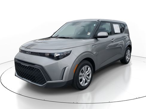 Used 2023 Kia Soul LX image 3