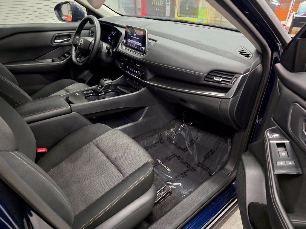 Used 2025 Nissan Rogue SV FWD image 30