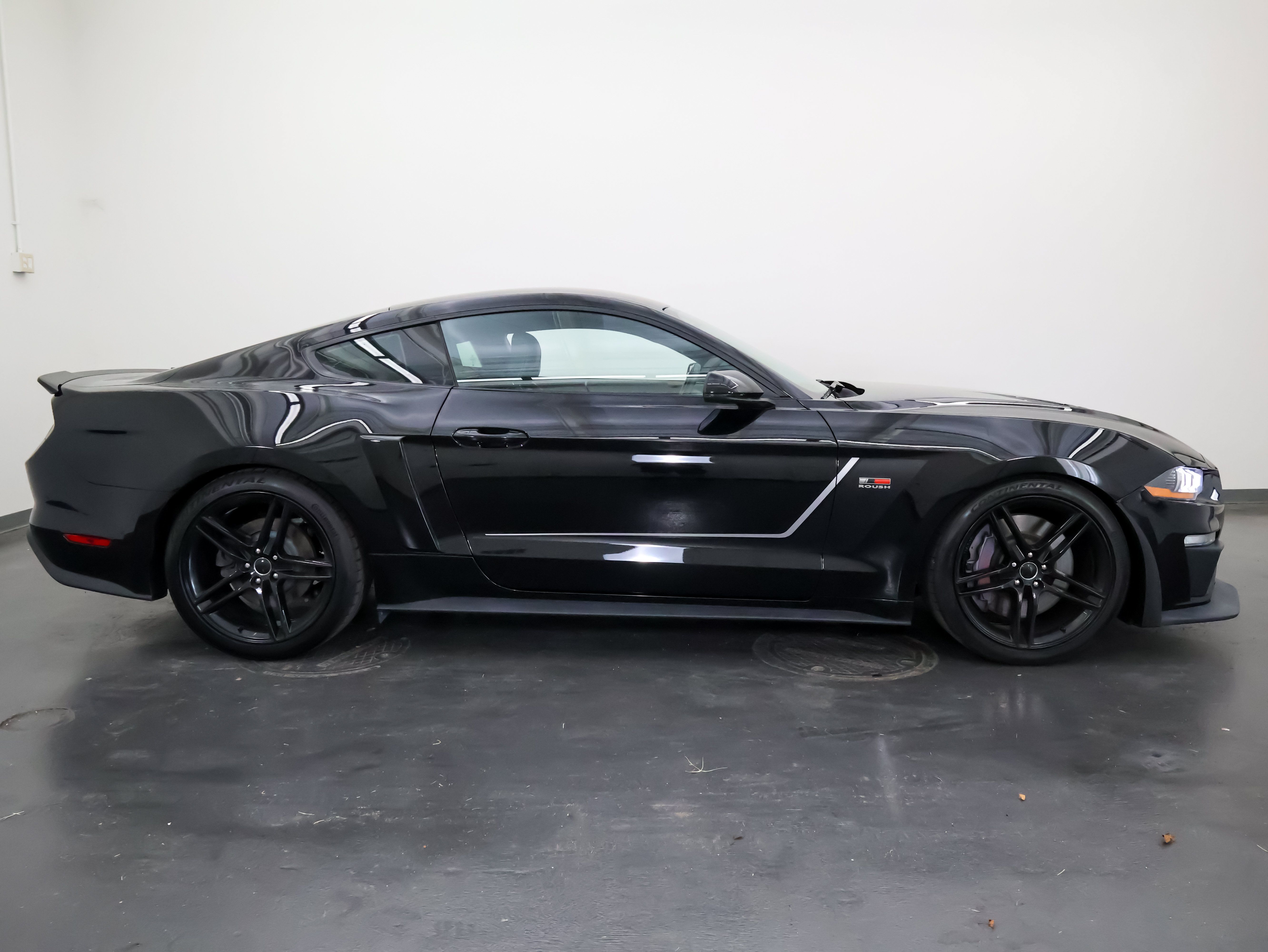 Used 2018 Ford Mustang GT Premium w/ GT Performance Package RWD image 2