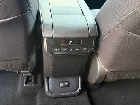 Used 2021 Toyota Highlander LE FWD image 22