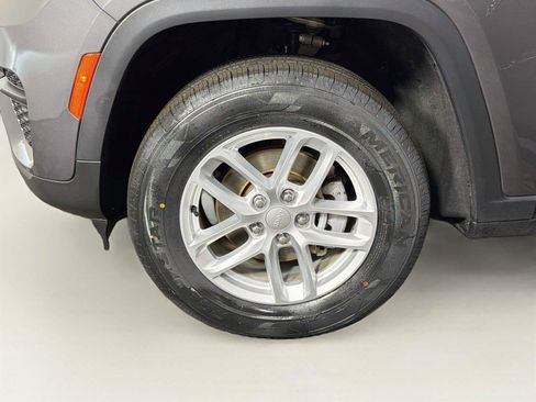 Used 2023 Jeep Grand Cherokee Laredo w/ Luxury Tech Group I AWD/4WD image 33