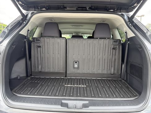 Certified 2025 Toyota Highlander LE FWD image 28