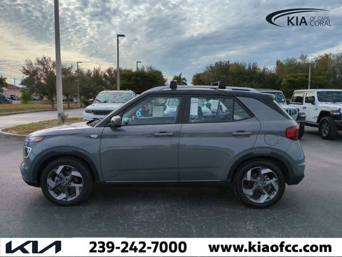 Used 2022 Hyundai Venue Limited image 8