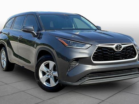 Used 2021 Toyota Highlander L FWD image 3