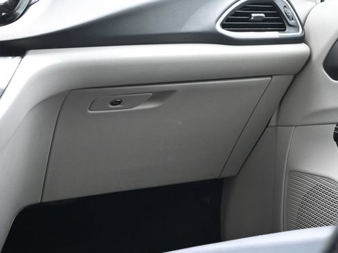Used 2024 Chrysler Pacifica Touring-L FWD image 9