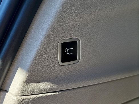 Used 2023 Chrysler Pacifica Touring-L FWD image 28