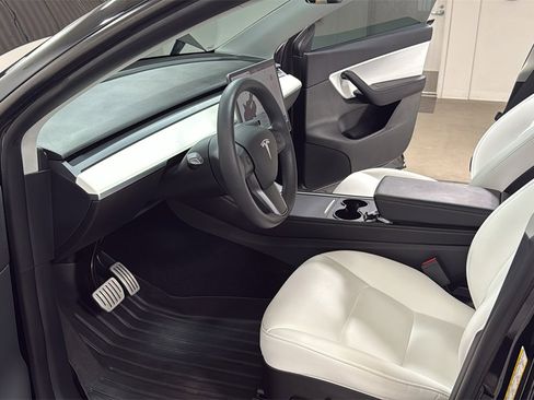 Used 2022 Tesla Model Y Performance image 12