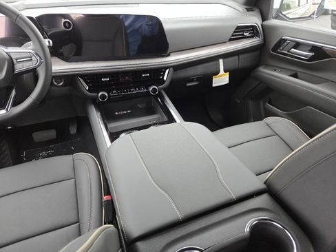 New 2025 Chevrolet Suburban Premier image 34