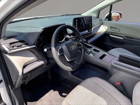 Used 2021 Toyota Sienna LE FWD image 17