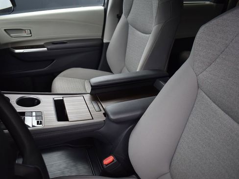 Used 2024 Toyota Sienna LE image 12