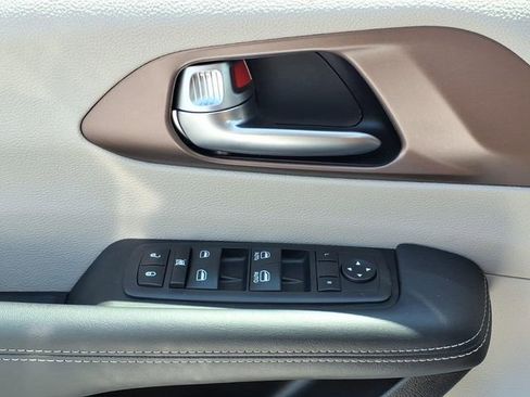 Used 2023 Chrysler Voyager LX FWD image 17