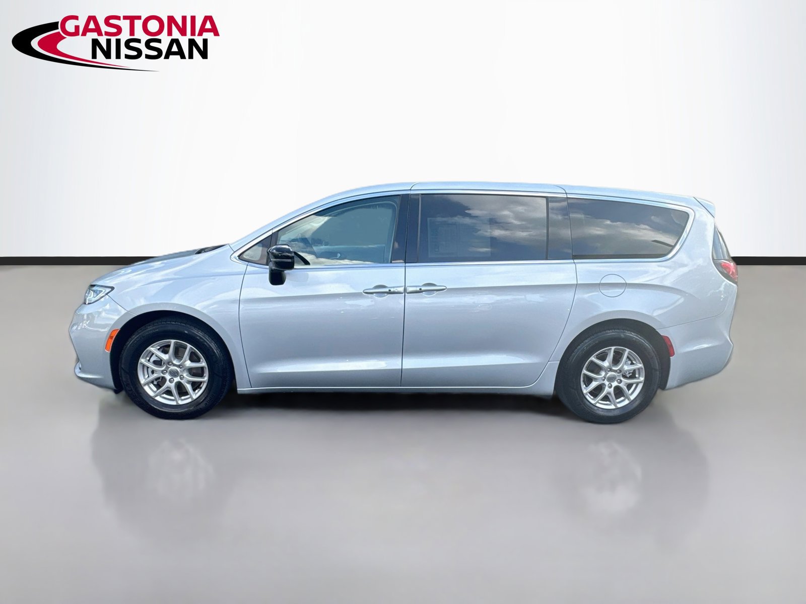 Used 2024 Chrysler Pacifica Touring-L FWD image 5