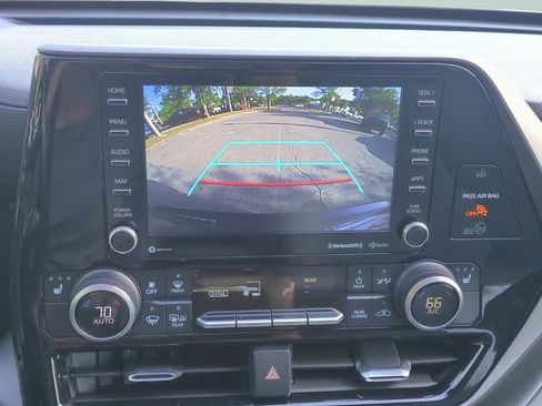 Used 2020 Toyota Highlander XLE FWD image 18