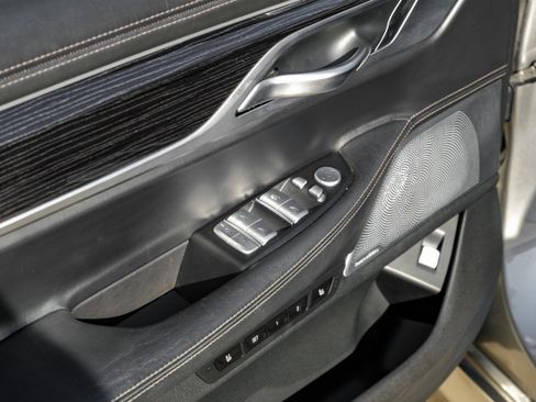 Used 2020 BMW 750i xDrive w/ Executive Package image 40