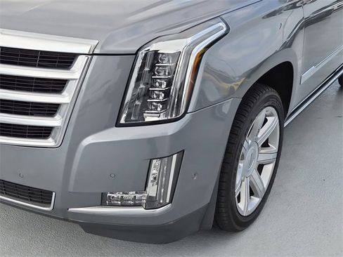 Used 2020 Cadillac Escalade ESV Premium Luxury image 10
