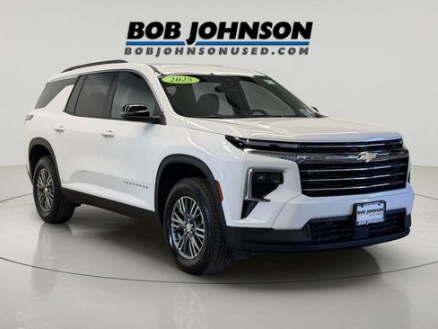 Used 2025 Chevrolet Traverse LT AWD/4WD image 2