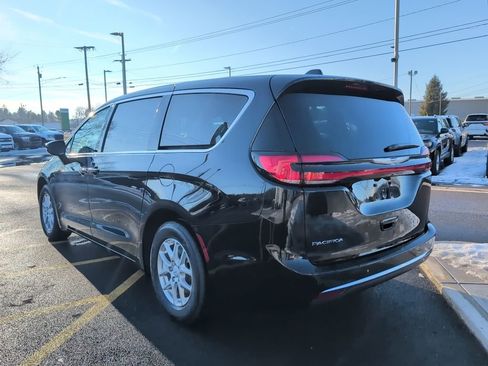 New 2026 Chrysler Pacifica Select image 5