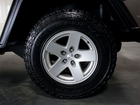 Used 2006 Jeep Wrangler Unlimited Rubicon w/ Security Group AWD/4WD image 36