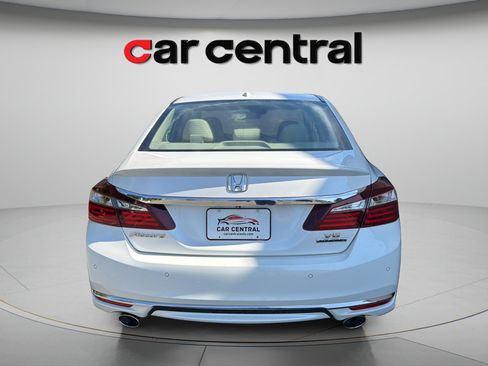 Used 2017 Honda Accord Touring image 4