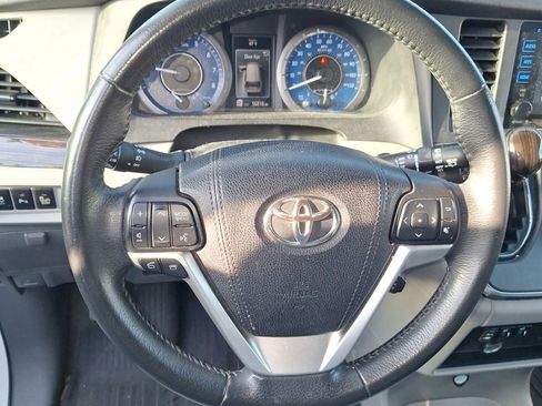 Used 2017 Toyota Sienna XLE image 9