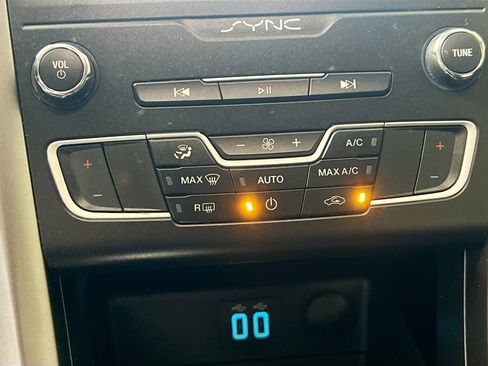 Used 2020 Ford Fusion SE image 27