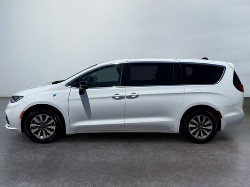 Used 2024 Chrysler Pacifica Limited FWD image 8