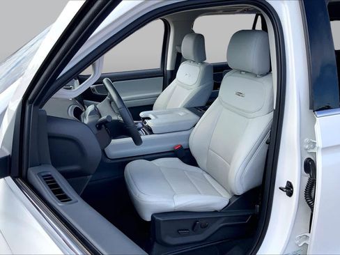 Used 2025 Ford Expedition Platinum w/ Driver's Package AWD/4WD image 8