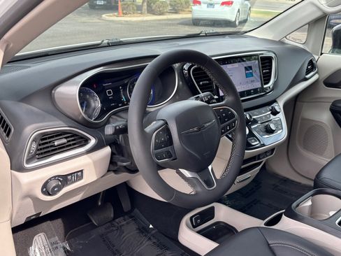 Used 2024 Chrysler Pacifica Touring-L FWD image 20