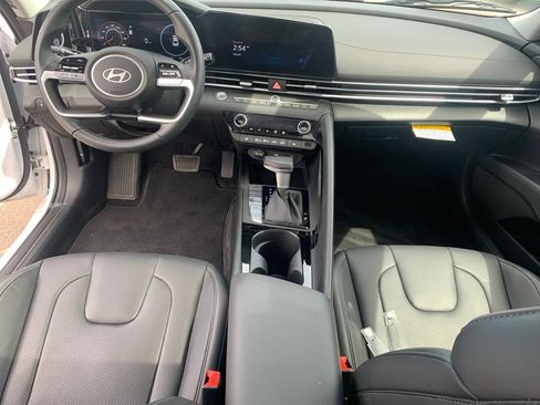 Certified 2025 Hyundai Elantra Limited FWD image 15