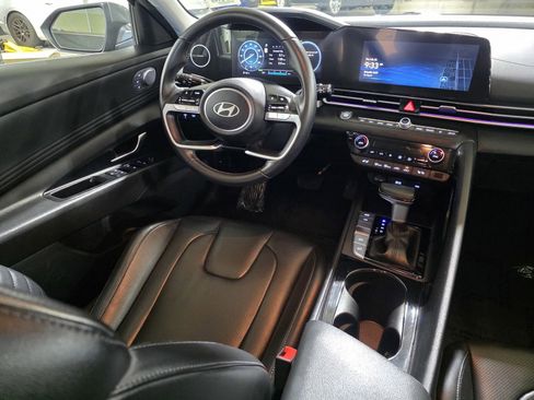 Certified 2025 Hyundai Elantra Limited image 19