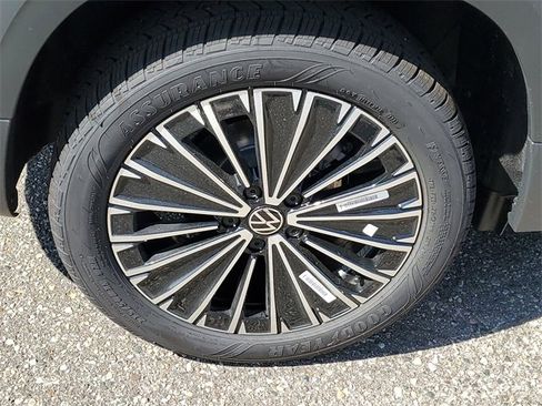 New 2025 Volkswagen Taos SE image 5